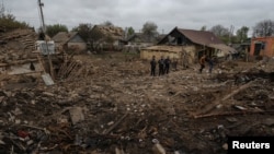 Polisi memeriksa lokasi permukiman yang terkena serangan Rusia di kota Pavlohrad, di wilayah Dnipropetrovsk, Ukraina (1/5). 