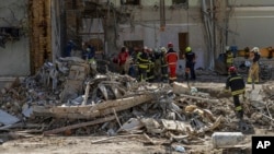 Los trabajadores de rescate limpian los escombros en el lugar del hospital infantil Okhmatdyt alcanzado por misiles rusos un día antes, en Kiev, Ucrania, el 9 de julio de 2024.