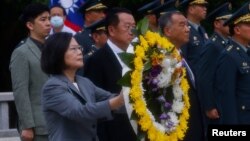 Presiden Taiwan Tsai Ing-wen memberikan penghormatan kepada tentara yang gugur dalam upacara memperingati 65 tahun Krisis Selat Taiwan Kedua, di Kinmen, Taiwan, 23 Agustus 2023. (Foto: REUTERS/Ann Wang)