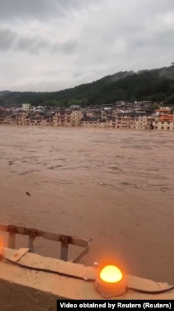 中国社交平台视频显示，广东梅州遭洪水冲击。（2024年6月17日）