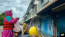 Foto yang dirilis oleh Kementerian Pertahanan Nasional Taiwan tampak petugas SAR membagikan pasokan barang-barang yang dibutuhkan oleh warga yang terjebak banjir akibat Topan Gaemi di Chiayi, Taiwan, Jumat, 26 Juli 2025. (Foto:Taiwan Ministry of National Defense via AP)