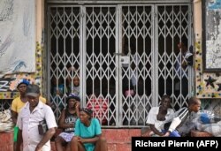 Sejumlah warga Haiti yang menyelamatkan diri dari serangan geng mengungsi ke sebuah gedung bioskop yang diubah menjadi tempat pengungsian di Port-au-Prince, Haiti, Rabu, 30 Agustus 2023. (Foto: Richard Pierrin/AFP)