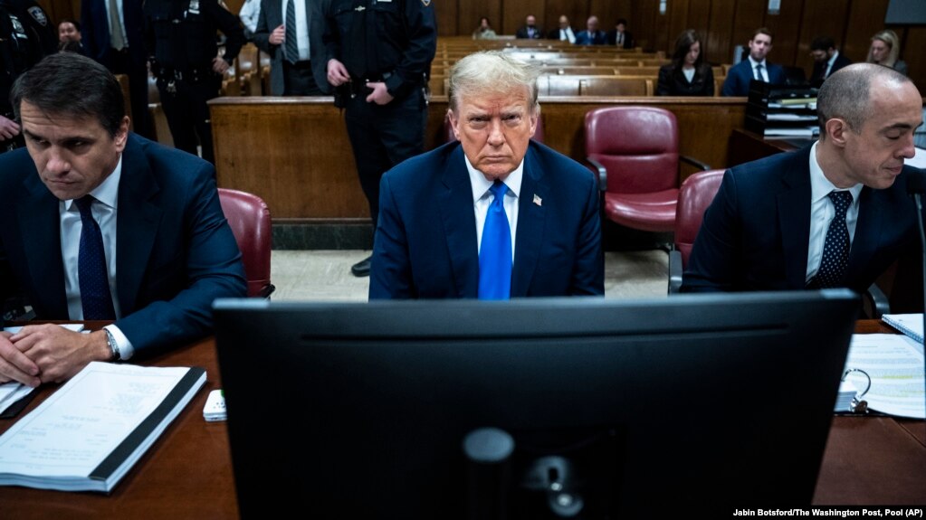 El expresidente de EEUU Donald Trump espera el inicio de los procedimientos de selección del jurado en una corte criminal de Manhattan, en Nueva York, el 18 de abril de2024.