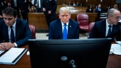 El expresidente de EEUU Donald Trump espera el inicio de los procedimientos de selección del jurado en una cortecriminal de Manhattan, Nueva York, el 18 de abril de2024.