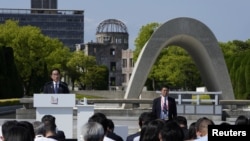 Perdana Menteri Jepang Fumio Kishida berbicara di depan Monumen Korban-korban Bom Atom dan Kubah Bom Atom di Taman Monumen Perdamaian dalam konferensi pers pertemuan puncak G7 Hiroshima di Hiroshima, Jepang, 21 Mei 2023. (Foto: Kimimasa Mayama/Pool via Reuters)