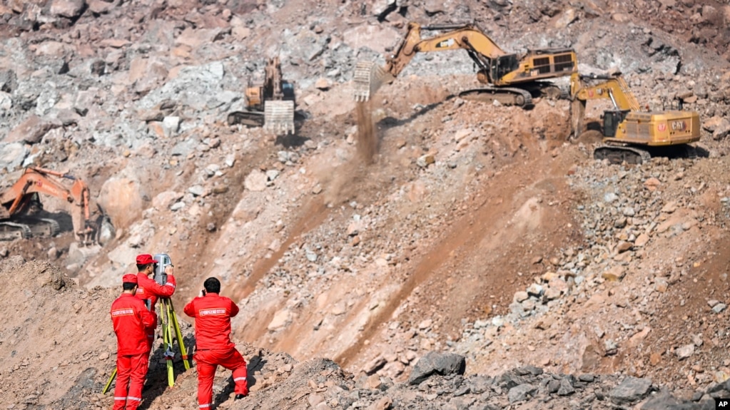 中国内蒙古阿拉善左旗一个坍塌煤矿的救援工作正在进行。（2023年2月24日）(photo:VOA)