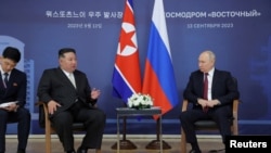 Tổng thống Nga Vladimir Putin, phải, và nhà lãnh đạo Triều Tiên Kim Jong Un gặp nhau tại vùng viễn đông Nga Amur, ngày 13/9/2023.