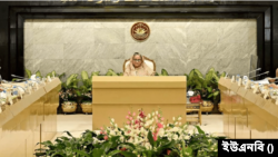 প্রধানমন্ত্রীর কার্যালয়ে (পিএমও) অনুষ্ঠিত নতুন মন্ত্রিসভার প্রথম বৈঠকে প্রধানমন্ত্রী শেখ হাসিনা। ১৫ জানুয়ারি, ২০২৪।