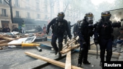 Polisi anti huru hara CRS Prancis di Paris, Prancis, 1 Mei 2023, sebagai ilustrasi. Dua belas polisi terluka pada Sabtu (17/6) dalam bentrokan dengan demonstran pembangunan proyek kereta api berkecepatan tinggi di Pegunungan Alpen di Savoie department. (Foto: Reuters)