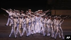 ভারতের মুম্বাইতে নৌ দিবস উদযাপনের সময় ভারতীয় নৌবাহিনীর কর্মীরা তাদের দক্ষতা প্রদর্শন করছে। ৪ ডিসেম্বর, ২০১৯। (ফাইল ছবি) 