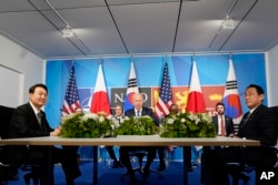 資料照：美國總統拜登，日本首相岸田文雄和南韓總統尹錫悅（左）在馬德里舉行的北約峰會期間會談。 （2022年6月29日）