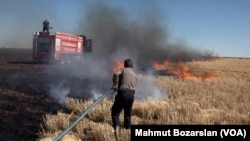 Diyarbakır’ın Batı Karakoç Köyü’ndeki tarlada çıkan yangına köylüler ve itfaiye bitlikte müdahale etti.