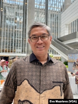 Kepala Urusan Eksternal di Kelompok Praktik Infrastruktur di Bank Dunia, Muhammad Al Arief berharap perayaan Hari Batik di Bank Dunia akan jadi momentum tidak saja untuk memperkenalkan batik, tetapi juga dinamika bangsa Indonesia (VOA/Eva)