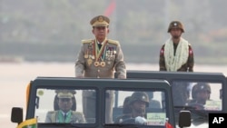 Jenderal Senior Min Aung Hlaing, kiri, Kepala Dewan Militer, menginspeksi petugas saat parade memperingati Hari Angkatan Bersenjata Myanmar ke-78 di Naypyitaw, Myanmar, Senin, 27 Maret 2023. (Foto: AP)