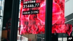 Papan saham elektronik yang menunjukkan indeks Nikkei 225 Jepang di sebuah perusahaan sekuritas, , 29 Mei 2023, di Tokyo. (Foto: AP)