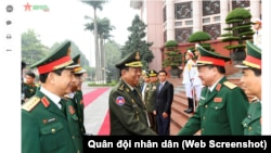 Bộ trưởng Bộ Quốc phòng Việt Nam Phan Văn Giang (phải) bắt tay Bộ trưởng Quốc phòng Campuchia Tea Banh tại Hà Nội vào ngày 19/2/2023.