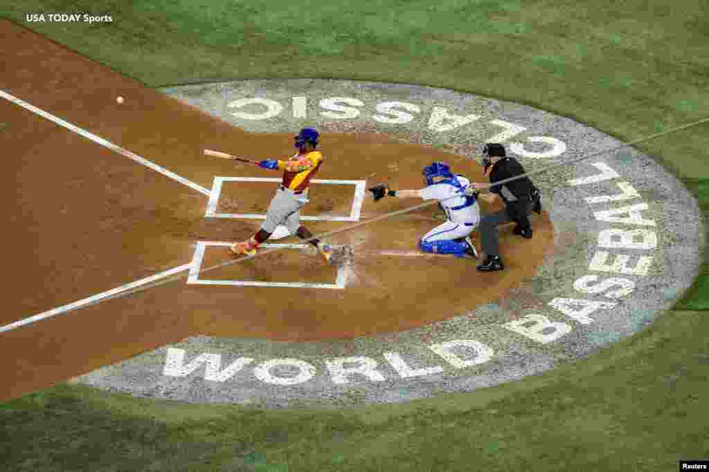 El venezolano Ronald Acuña Jr. (42) durante la primera entrada contra Israel en LoanDepot Park, Miami, Florida, el 15 de marzo de 2023.