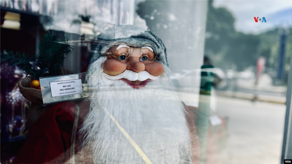 En tiendas como Damasco, este es su segundo año consecutivo vendiendo decoraciones y accesorios navideños a pesar de ser una tienda especializada en electrodomésticos. Este año también adelantaron la Navidad. &nbsp; La tienda ofrece árboles de Navidad, luces y bambalinas, estas últimas van desde los 5 hasta los 10 dólares.&nbsp;