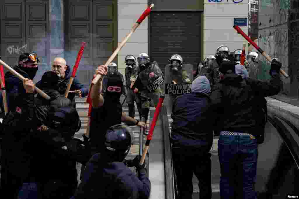 Демонстрантите се судрија со полицијата за време на демонстрациите по судирот на два воза, во близина на градот Лариса, во Атина, Грција.