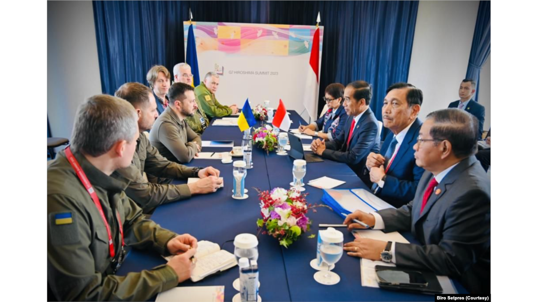 Bertemu dengan Presiden Ukraina Zelenskyy, Jokowi menyatakan Indonesia siap menjadi jembatan perdamaian antara Ukraina dan Rusia. (Foto: Biro Setpres)