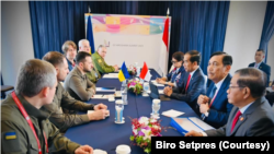 Bertemu dengan Presiden Ukraina Zelenskyy, Jokowi menyatakan Indonesia siap menjadi jembatan perdamaian antara Ukraina dan Rusia. (Foto: Biro Setpres)