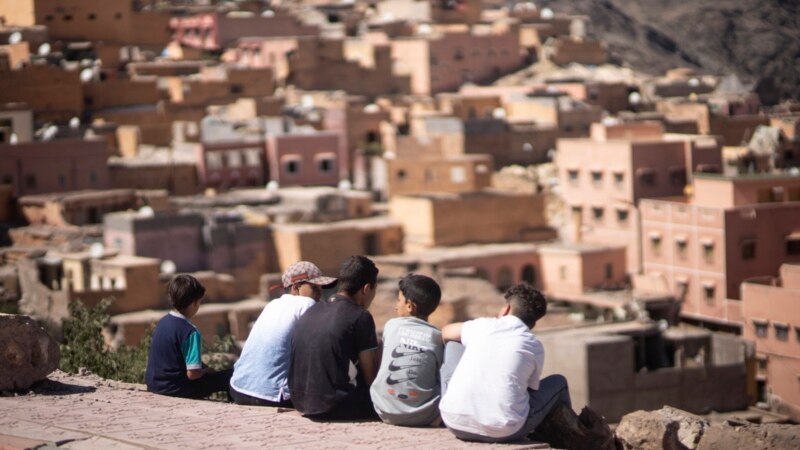 MAROC: Les habitants de Marrakech, toujours inquiets, dorment dehors.