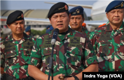Panglima TNI Laksamana Yudo Margono (tengah). (Foto: VOA/Indra Yoga)