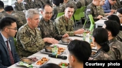 스티븐 쾰러 신임 미국 태평양함대 사령관이 18일 한국 창원의 해군사관학교에서 사관생도들과 점심식사를 하고 있다. 쾰러 사령관은 한미동맹의 중요성과 역내 안보 문제에 대해 연설했다. 사진 = 한국 해군