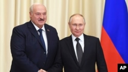 俄罗斯总统普京和白俄罗斯总统卢卡申科（图左）2023年2月17日在莫斯科郊外的新奥加廖沃国家官邸（the Novo-Ogaryovo state residence）会晤前握手。