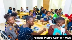 Des jeunes filles en pleine formation sur le numérique, à Cotonou, le 30 juillet 2023.