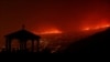 Pemandangan menunjukkan kebakaran besar di pegunungan dekat permukiman warga yang sudah dikosongkan, saat kebakaran hutan mengamuk di luar kendali di pulau Tenerife, Kepulauan Canary, Spanyol. (Reuters)&nbsp;