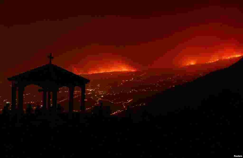 Пожар над планините во близина на празни куќи по евакуацијата во различни села на север, додека шумските пожари беснеат од контрола на островот Тенерифе, Канарските Острови, Шпанија.