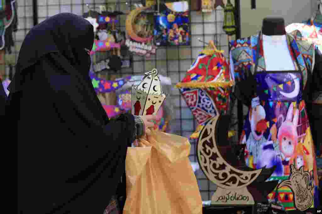 لبنان میں خواتین رمضان کے استقبال کے لیے خریداری میں مصروف ہیں۔