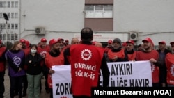 Dün zorunlu olarak emekliliğe sevk edilen işçiler kararı protesto etti.