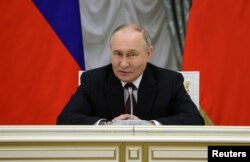 14일 블라디미르 푸틴 러시아 대통령이 모스크바에서 집권 5기를 이끌 새 내각 구성원들과 회의를 하고 있다.
