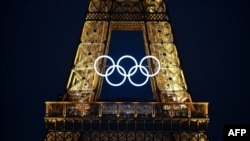 A Torre Eiffel com os anéis olímpicos, iluminada antes dos Jogos Olímpicos e Paralímpicos de Paris 2024, em Paris.