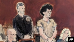 2024年3月28日，在这张法庭素描中，山姆·班克曼-弗里德（右二）在纽约曼哈顿联邦法院宣判时站着发表陈述。（美联社照片）