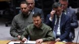 볼로디미르 젤렌스키(가운데) 우크라이나 대통령이 20일 미국 뉴욕 유엔본부에서 열린 '평화 유지와 우크라이나의 안보' 주제 안전보장이사회 회의에서 발언하고 있다.