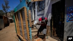 Migrantes haitianos en el campamento Bosque Hermoso asentado por migrantes en Lampa, Chile, el 1 de octubre de 2021. 