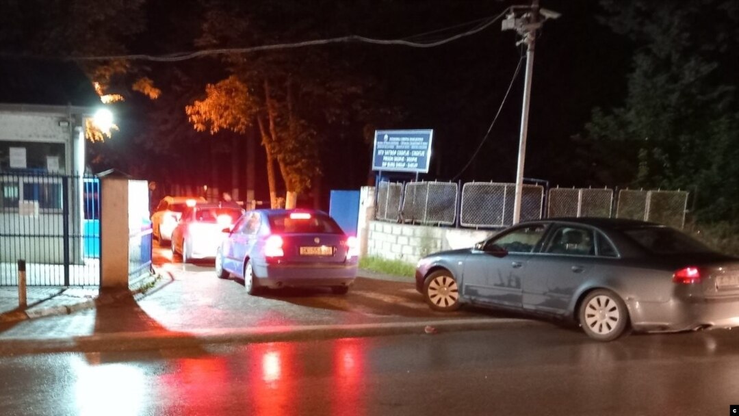 Со конвој необележани полициски возила, Љупчо Палевски беше трапосртиран од скопскиот аеродром во Истражниот затвор во Шутка