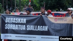 Masyarakat adat di Kabupaten Simalungun, Sumatra Utara, melakukan aksi demo meminta agar Sorbatua Siallagan dibebaskan. Rabu 14 Agustus 2024. (Courtesy: Tim Advokasi AMAN)