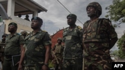 Des soldats congolais et kenyans devant le QG de la Communauté des États d'Afrique de l'Est à Goma.