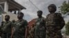 ARCHIVES - Des soldats de la République démocratique du Congo (RDC) et du Kenya montent la garde au siège de la Communauté de l'Afrique de l'Est (EAC) à Goma, dans l'est de la RDC, le 16 novembre 2022.