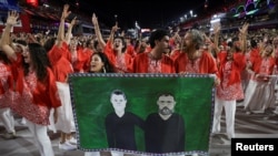 Los juerguistas de la escuela de samba Salgueiro sostienen una bandera que representa al periodista británico Dom Phillips y al experto en temas indígenas brasileños Bruno Pereira, como homenaje en el Carnaval en el Sambódromo de Río de Janeiro, Brasil, el 12 de febrero de 2024.