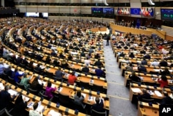 FILE - Anggota Parlemen Eropa berpartisipasi dalam serangkaian pemungutan suara saat menghadiri sidang pleno di Parlemen Eropa di Brussels, Rabu, 10 April 2024. (AP/Geert Vanden Wijngaert)