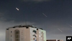Sistem pertahanan udara Iron Dome Israel diluncurkan untuk mencegat rudal yang ditembakkan dari Iran, di Israel tengah, Minggu, 14 April 2024. (Foto: AP)