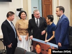 中国被捕入狱律师的妻子罗胜春（中右）与耿和（中左）与美国国会议员克里斯·史密斯（中）合影（2023年4月20日）