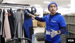 Raka Adam - Retail Team Leader di Goodwill sedang memperlihatkan barang bekas dari donasi yang akan diseleksi dan diperiksa keasliannya.