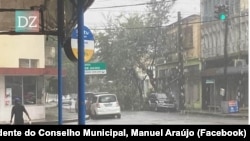 Rua da cidade de Quelimane com a passagem da tempestade tropical Freddy, Moçambique