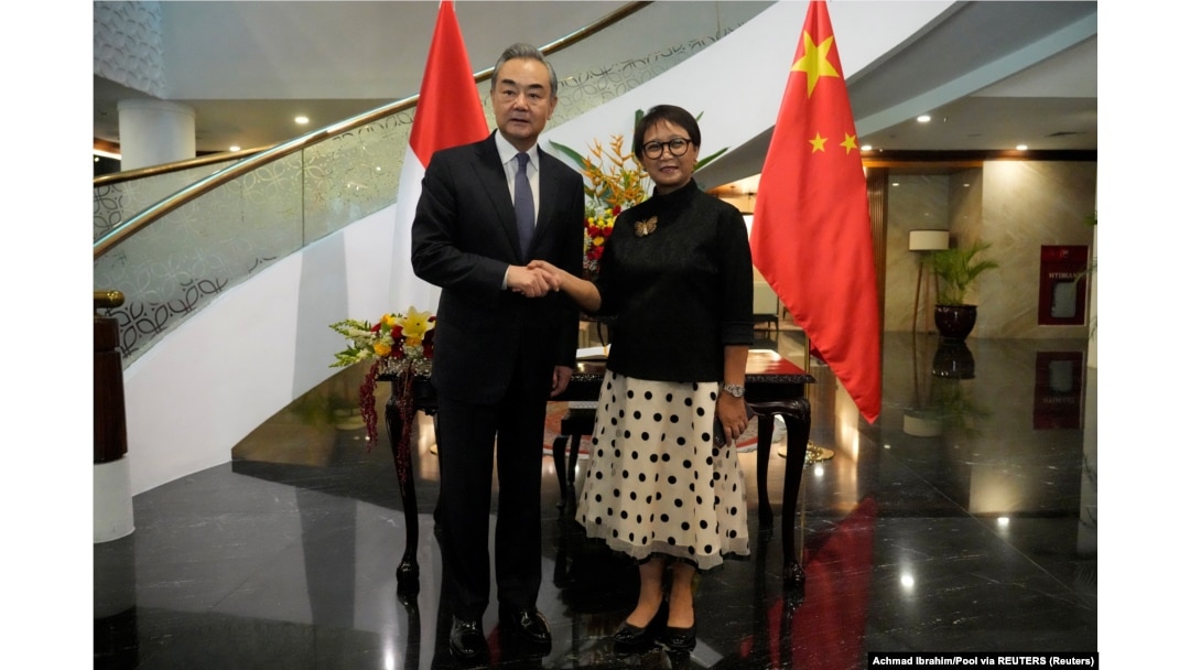 Menteri Luar Negeri Wang Yi dan Menteri Luar Negeri Retno Marsudi berjabat tangan saat pertemuan mereka di Jakarta, 18 April 2024. (Foto: Achmad Ibrahim/Pool via REUTERS)
